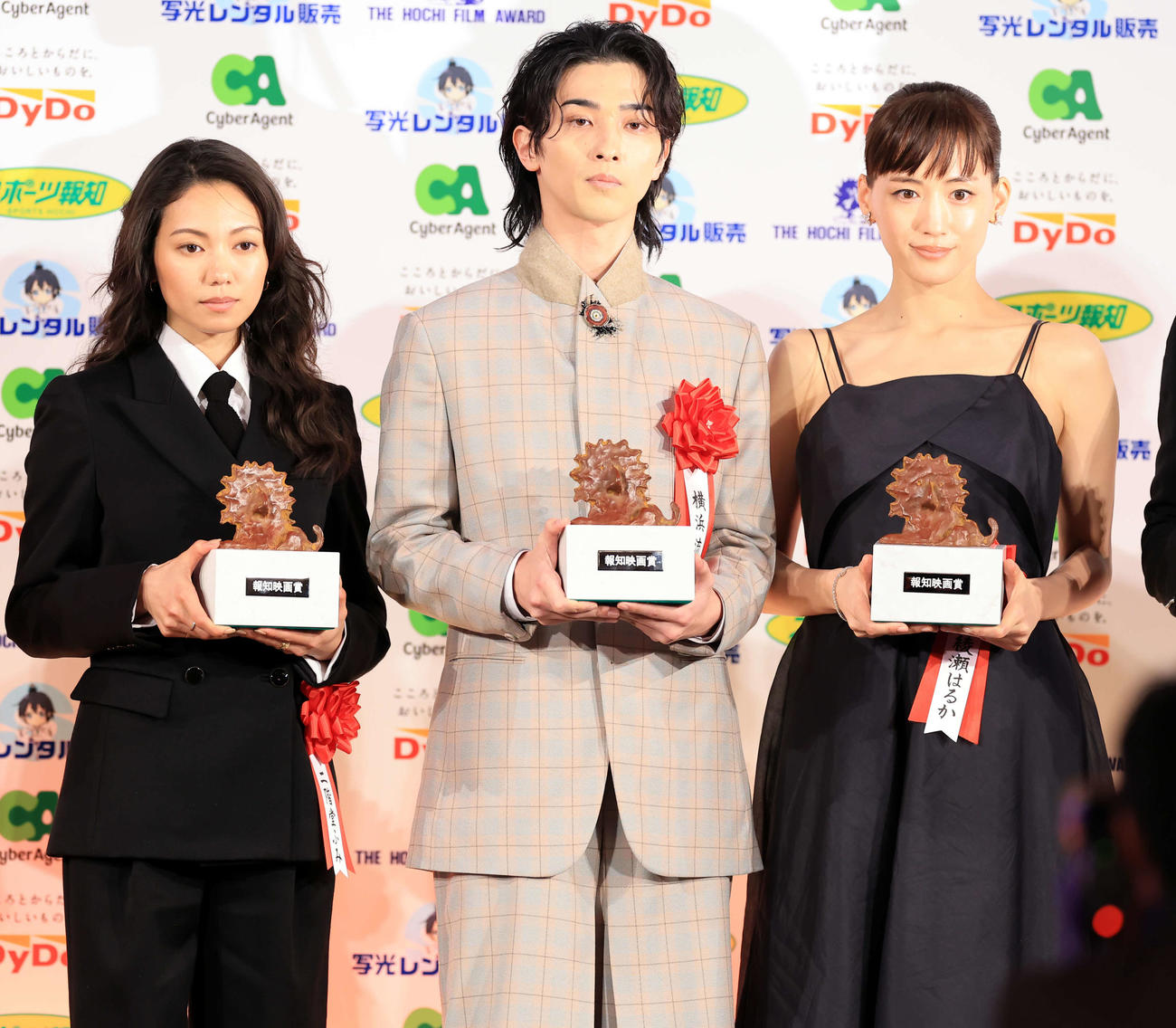 報知映画賞受賞式で記念撮影する、左から二階堂ふみ、横浜流星、綾瀬はるか（撮影・浅見桂子）