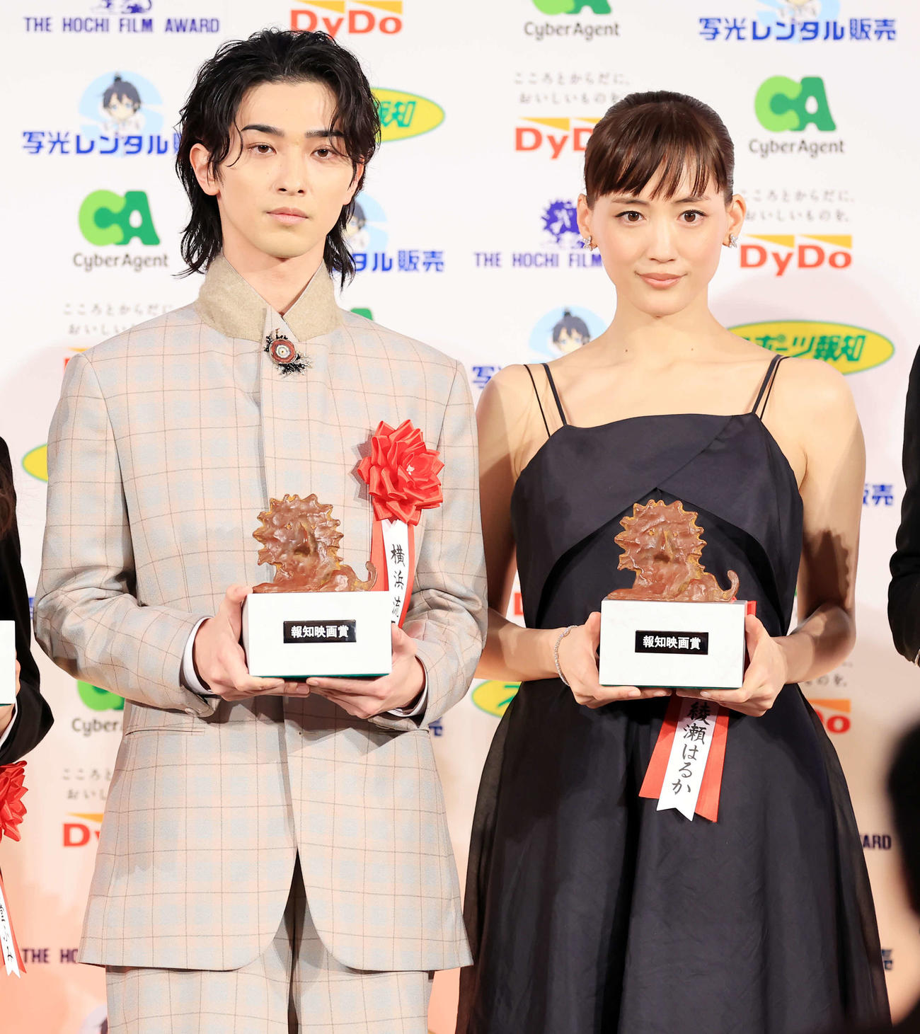 報知映画賞主演男優賞の横浜流星（左）と主演女優賞の綾瀬はるかは記念撮影（撮影・浅見桂子）