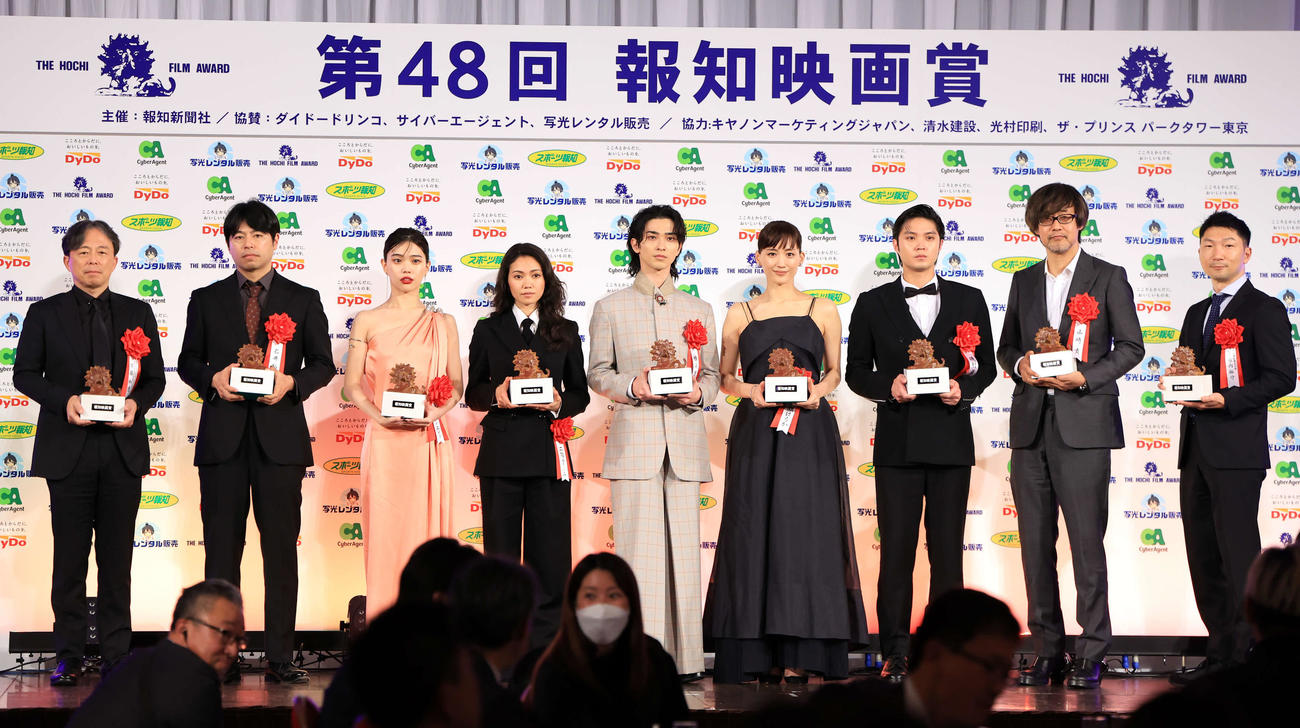 報知映画賞受賞式で記念撮影する、左から佐藤和志氏、石井裕也監督、アイナ・ジ・エンド、二階堂ふみ、横浜流星、綾瀬はるか、磯村勇斗、山崎貴監督、堀内裕介氏（撮影・浅見桂子）