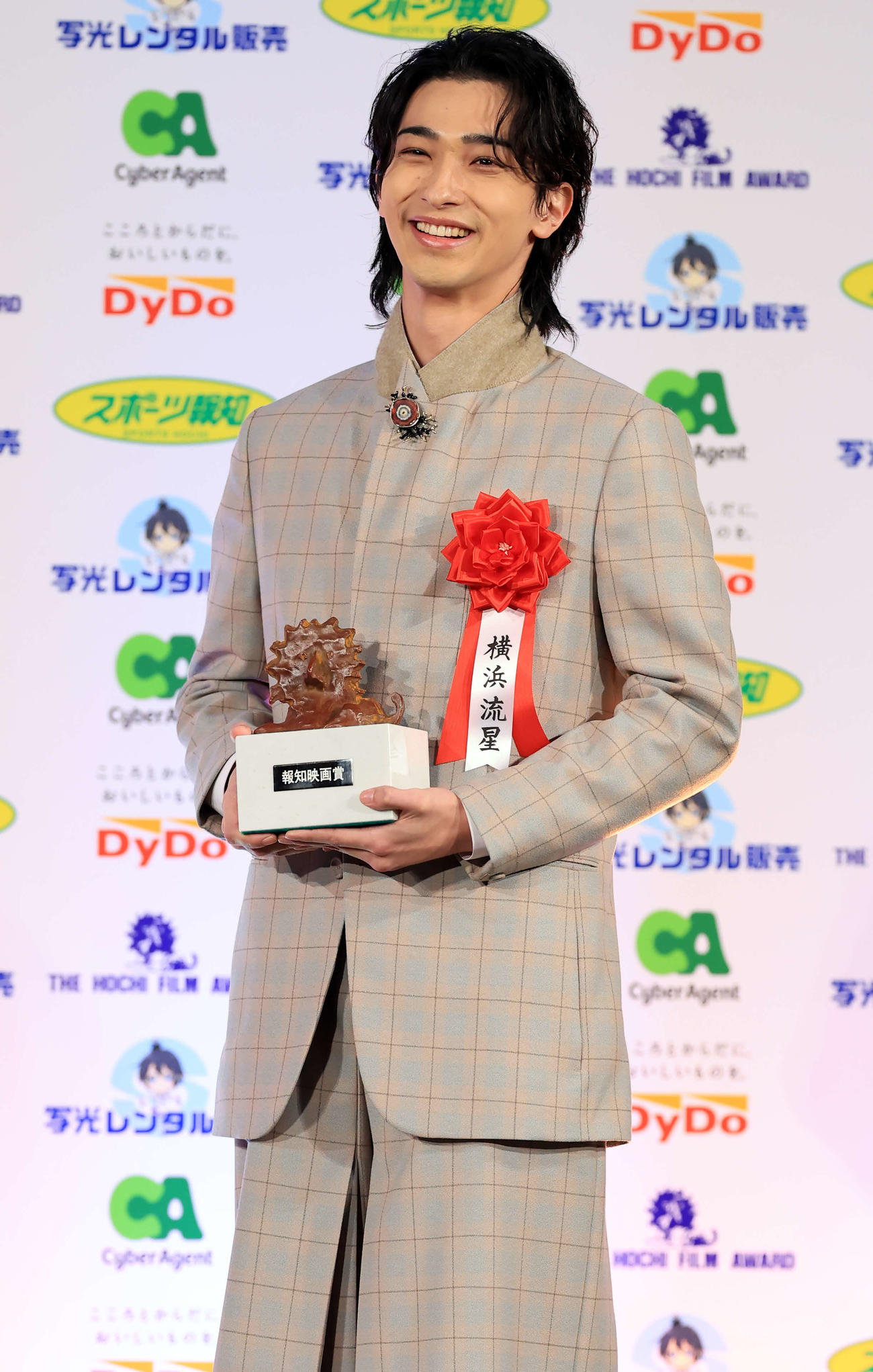 報知映画賞主演男優賞の横浜流星は笑顔を見せる（撮影・浅見桂子）