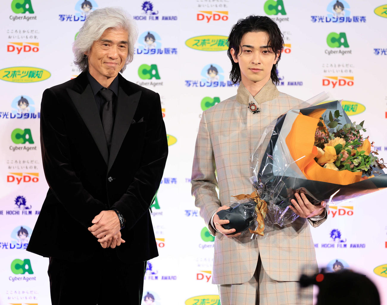 報知映画賞主演男優賞の横浜流星（右）は、サプライズ登壇の佐藤浩市から花束を贈られ笑顔で記念撮影（撮影・浅見桂子）