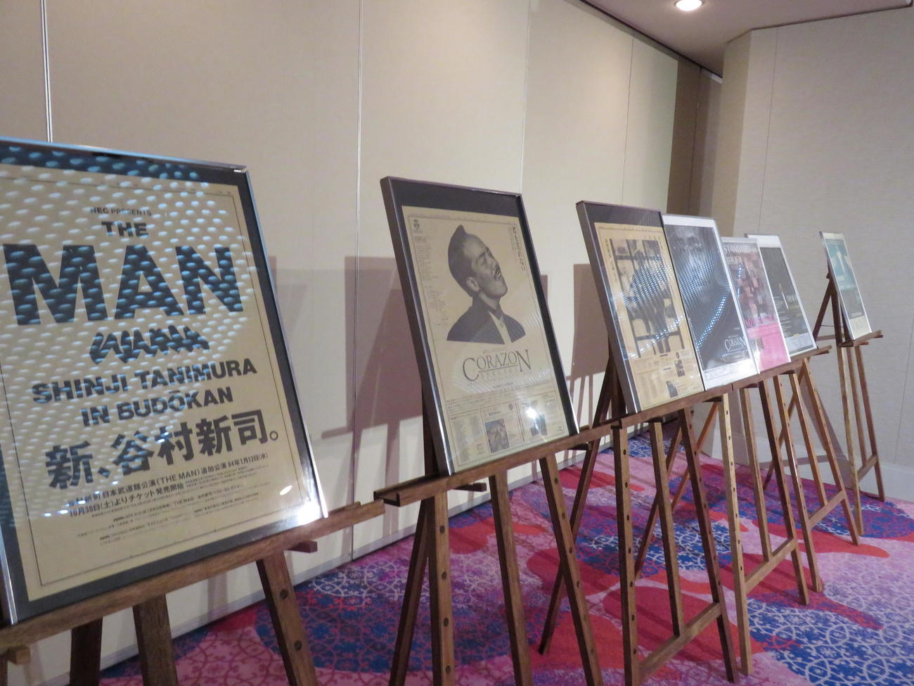 谷村新司さんを「送る会」に飾られたポスターなど