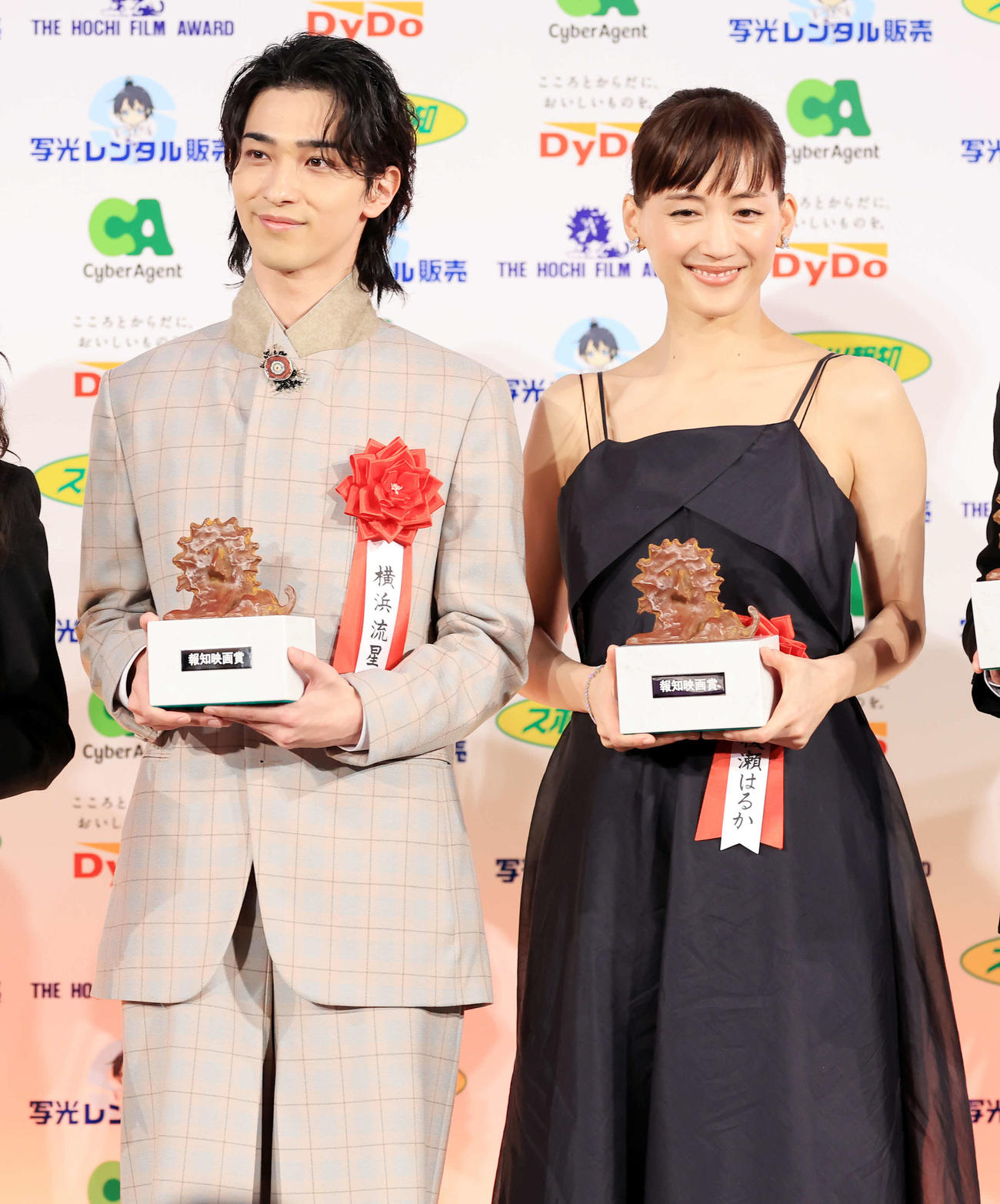 報知映画賞主演男優賞の横浜流星（左）と主演女優賞の綾瀬はるかは笑顔を見せる（撮影・浅見桂子）