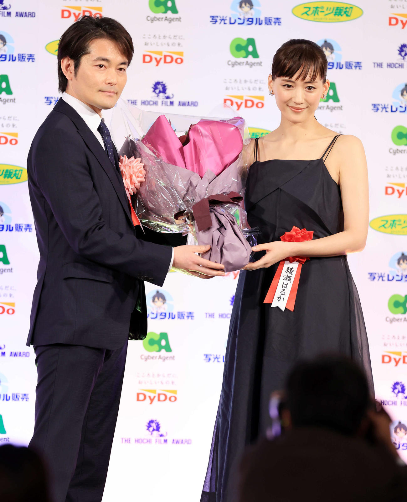 報知映画賞主演女優賞の綾瀬はるか（右）は、サプライズ登壇の古沢良太氏から花束を贈られ笑顔（撮影・浅見桂子）