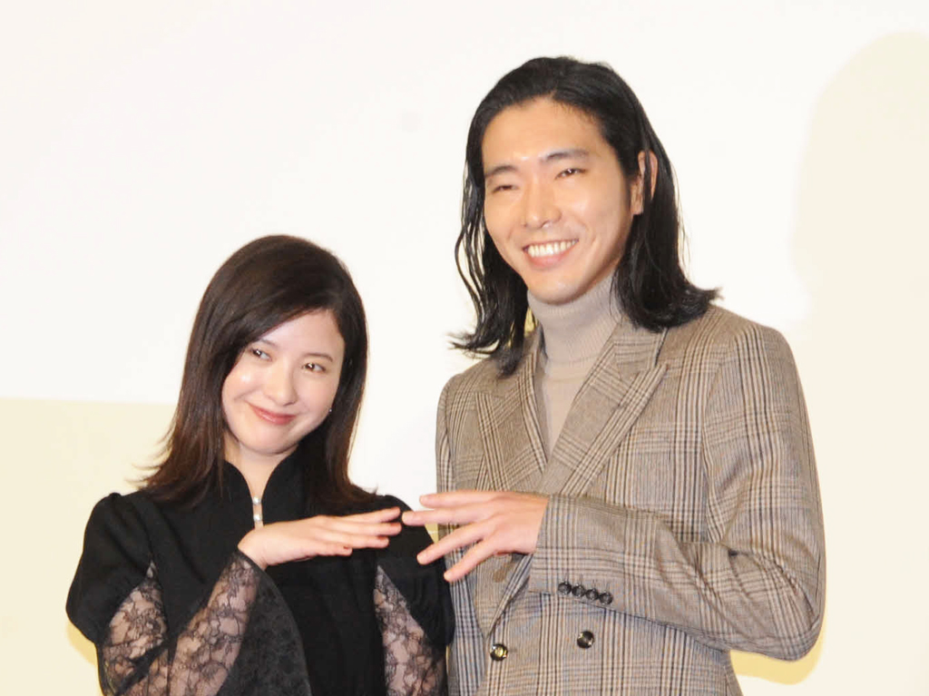 NHK大河ドラマ「光る君へ」の会見で、タイトルバック部分の映像を再現したポーズをとる主演の吉高由里子（左）と柄本佑（撮影・松尾幸之介）