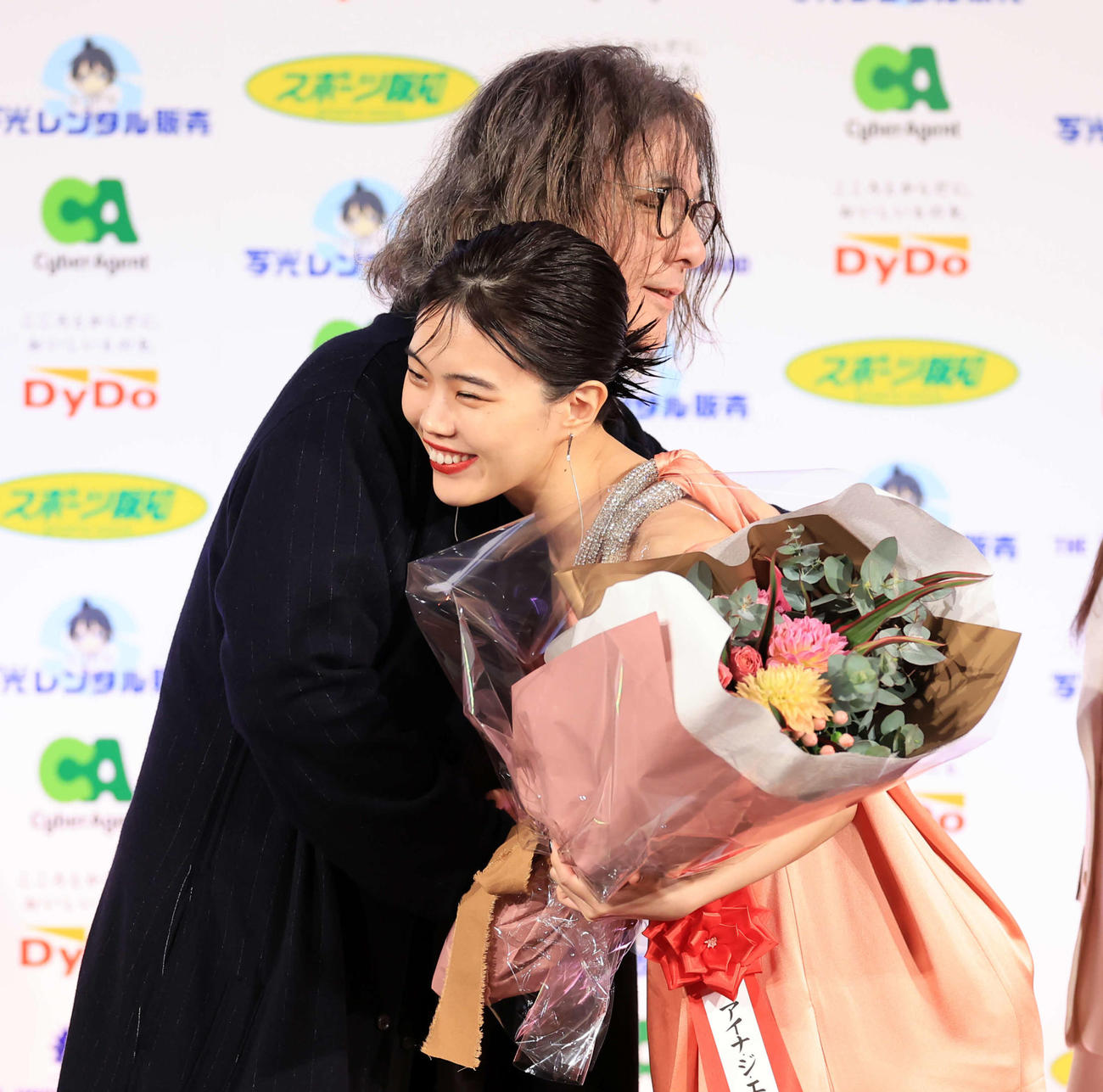 報知映画賞新人賞のアイナ・ジ・エンド（手前）は、サプライズで登壇した岩井俊二監督から花束を贈られ喜びの抱擁（撮影・浅見桂子）