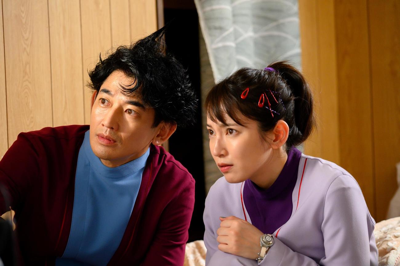 「時をかけるな、恋人たち」に出演する永山瑛太、吉岡里帆（C）カンテレ