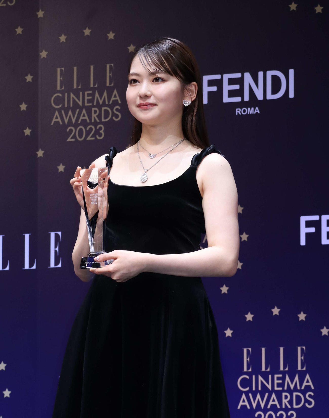 「ELLE CINEMA AWARDS2023」でエル・ガールライジングスター賞を受賞した山田杏奈