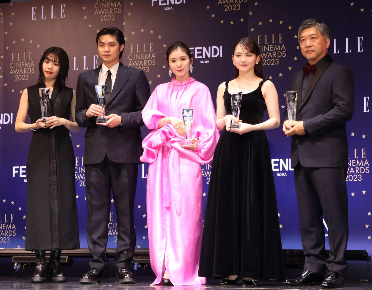 「ELLE CINEMA AWARDS2023」に出席した、左からアイナ・ジ・エンド、磯村勇斗、松岡茉優、山田杏奈、是枝裕和監督