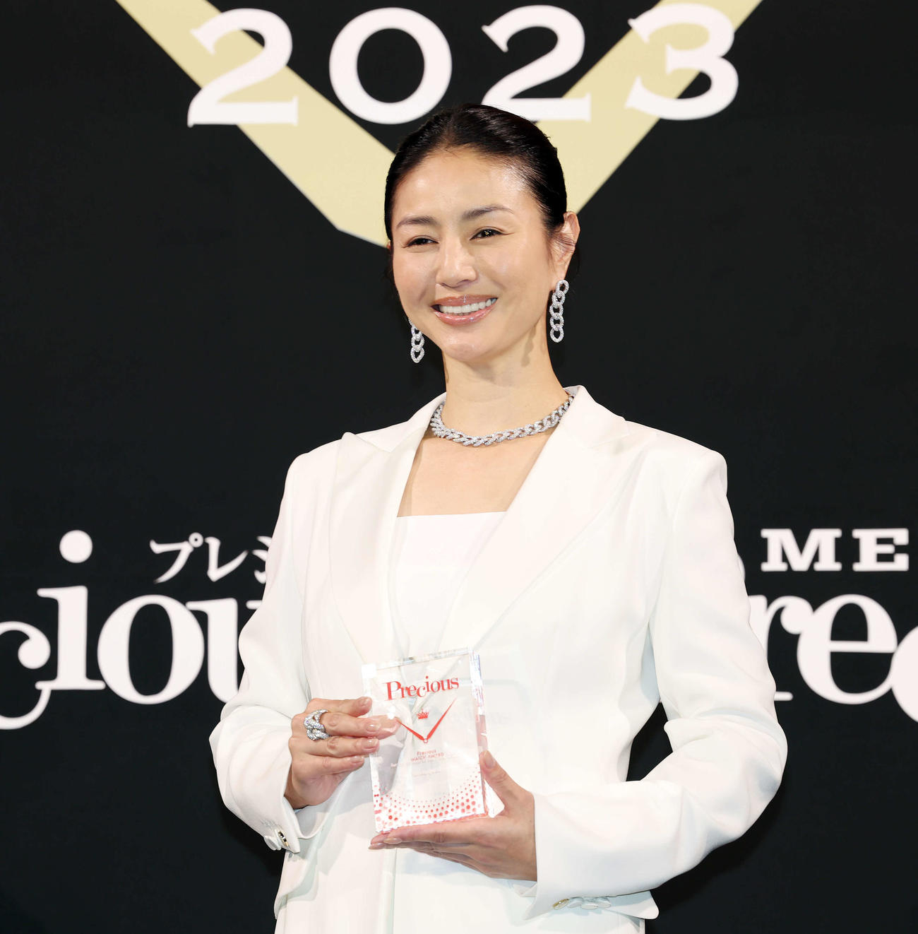 「Precious時の人」を受賞し、笑顔を見せる井川遥（撮影・宮地輝）