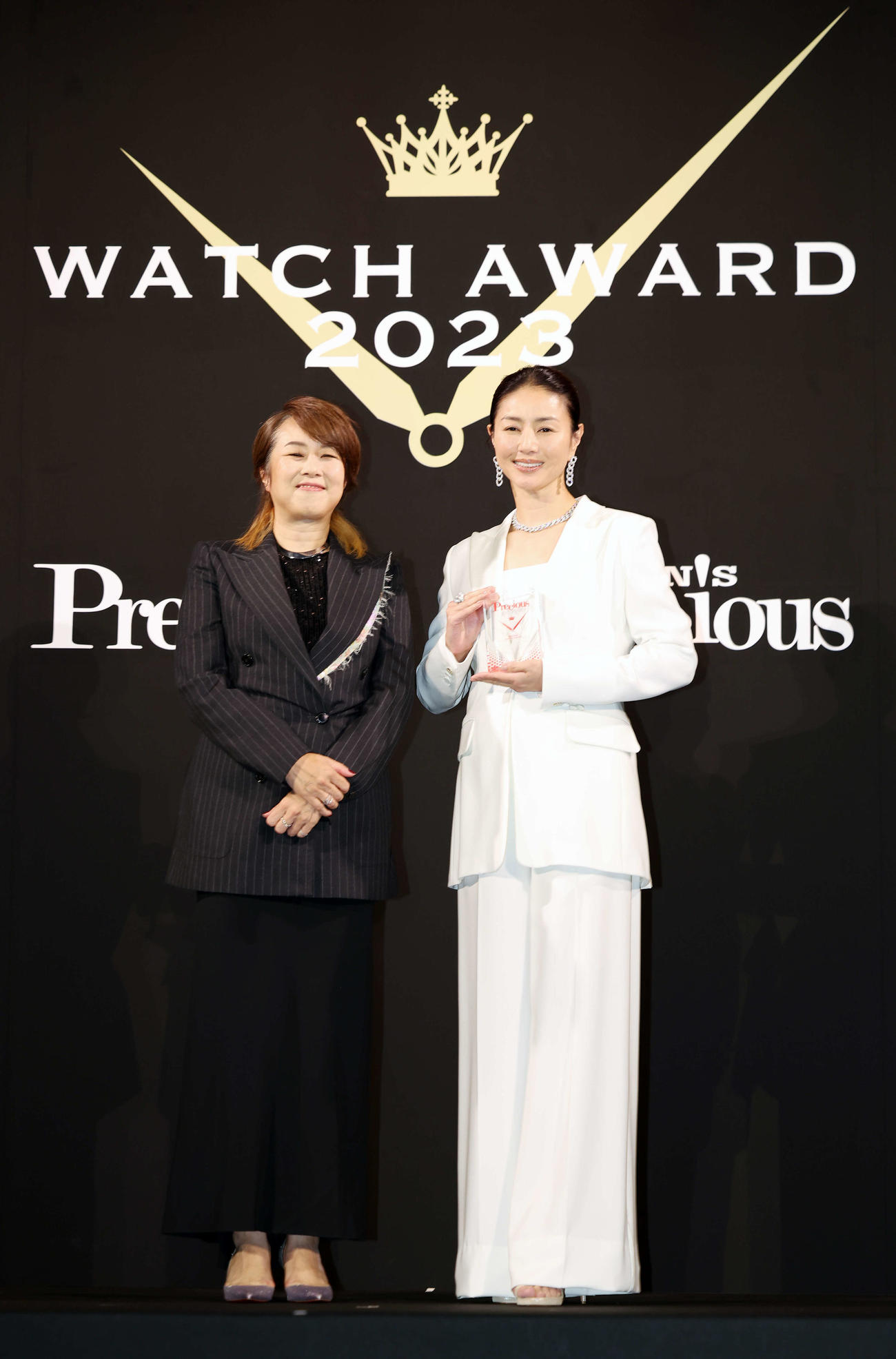 「Precious時の人」を受賞し、守屋美穂編集長（左）と記念撮影する井川遥（撮影・宮地輝）