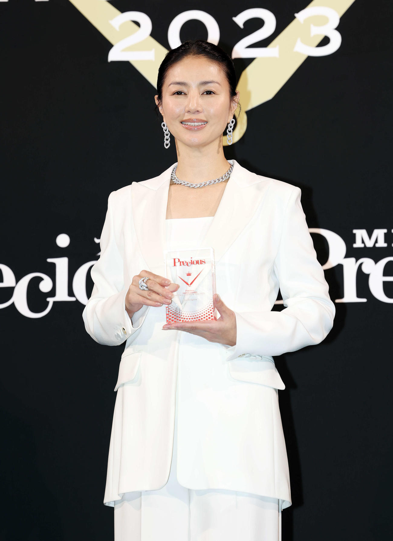 「Precious時の人」を受賞し、笑顔を見せる井川遥（撮影・宮地輝）