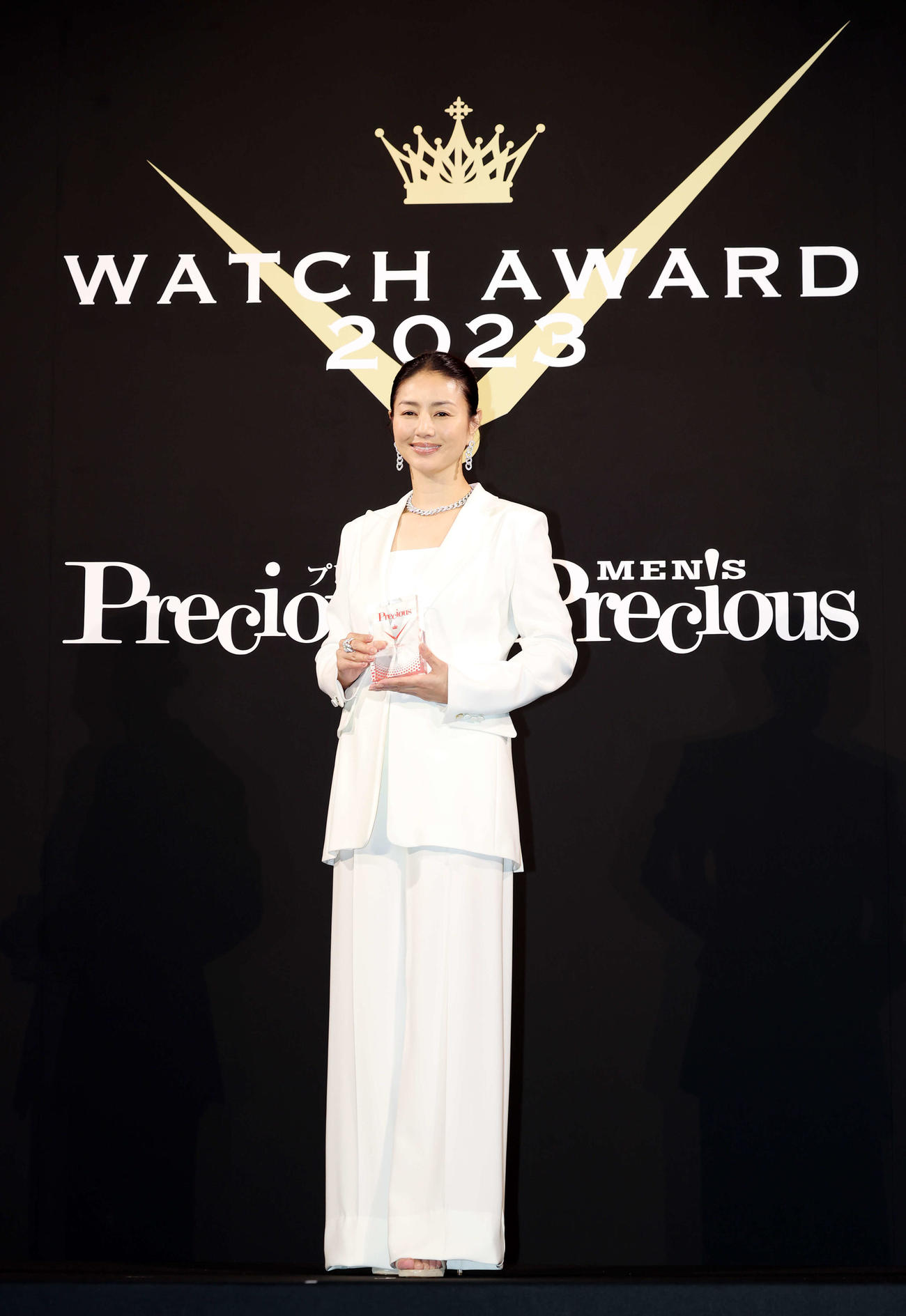 「Precious時の人」を受賞し、笑顔を見せる井川遥（撮影・宮地輝）