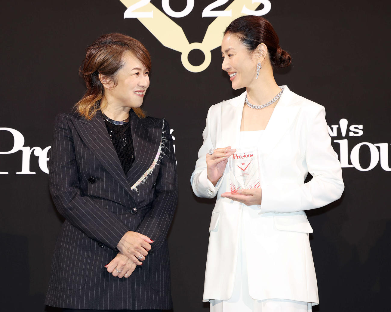 「Precious時の人」を受賞し、守屋美穂編集長（左）と笑顔を見せる井川遥（撮影・宮地輝）
