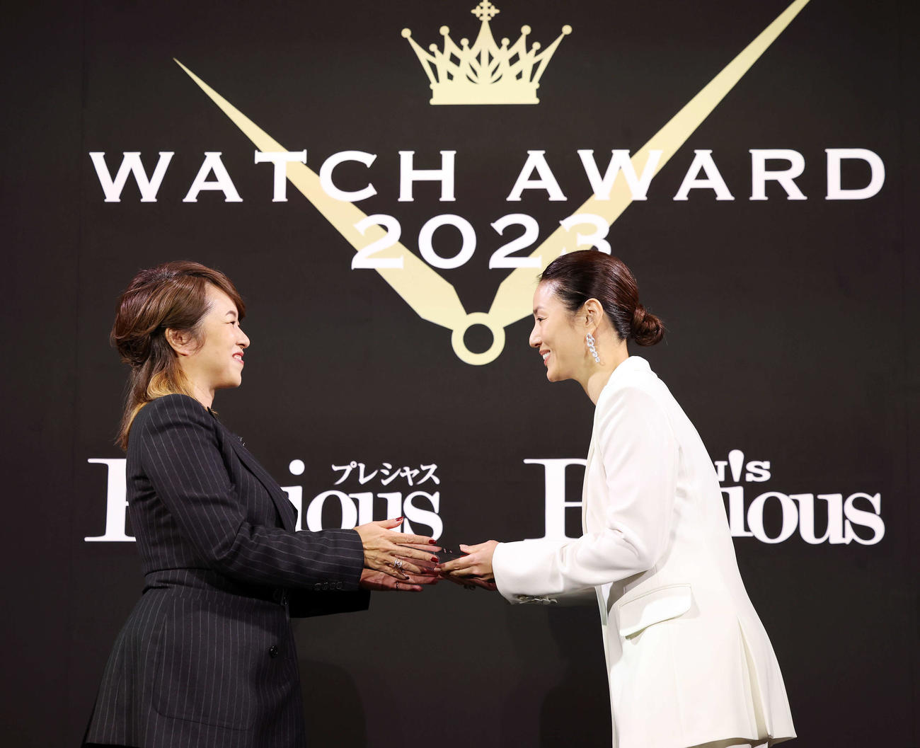 「Precious時の人」を受賞し、守屋美穂編集長（左）から盾を受け取る井川遥（撮影・宮地輝）
