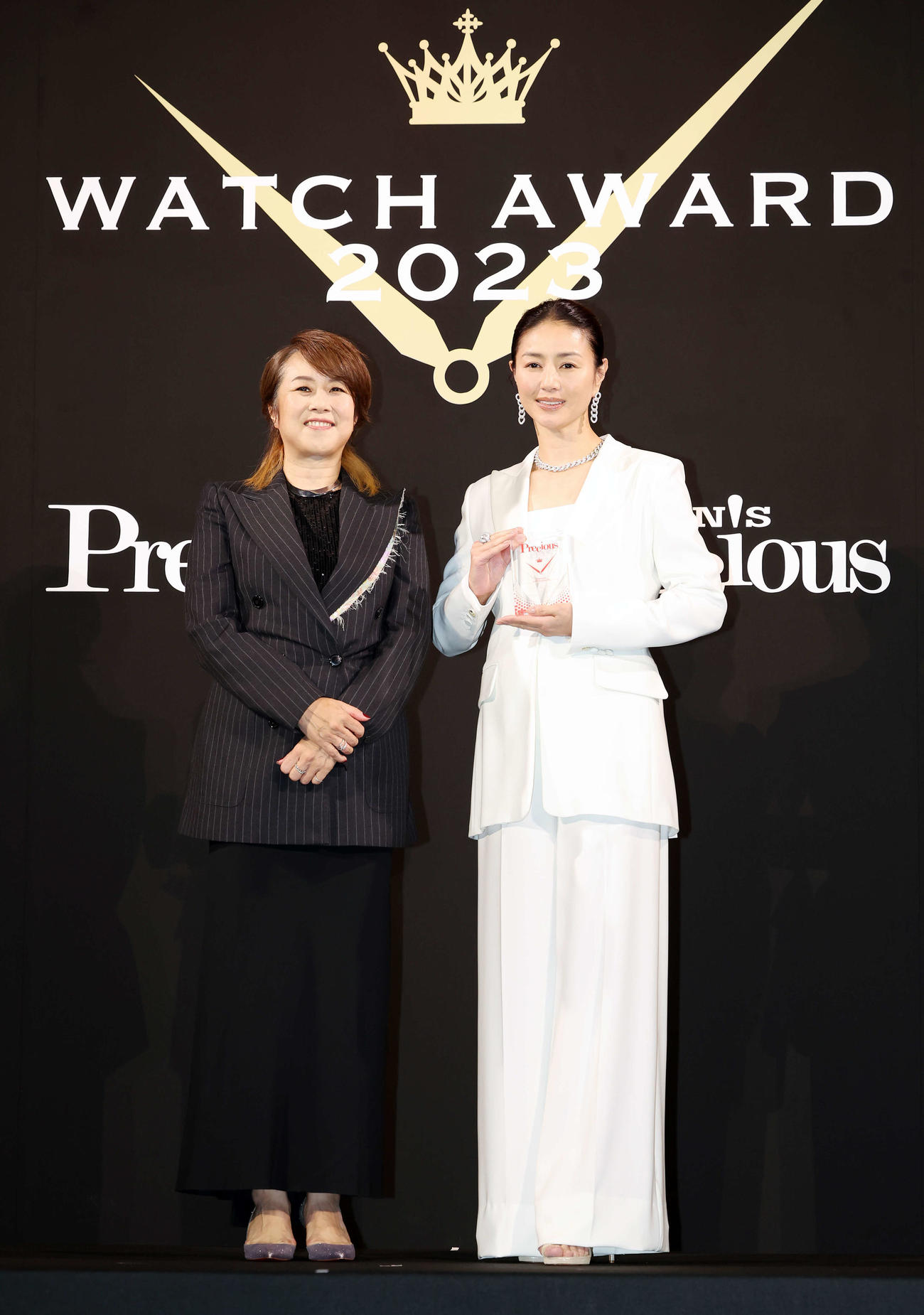 「Precious時の人」を受賞し、守屋美穂編集長（左）と記念撮影する井川遥（撮影・宮地輝）