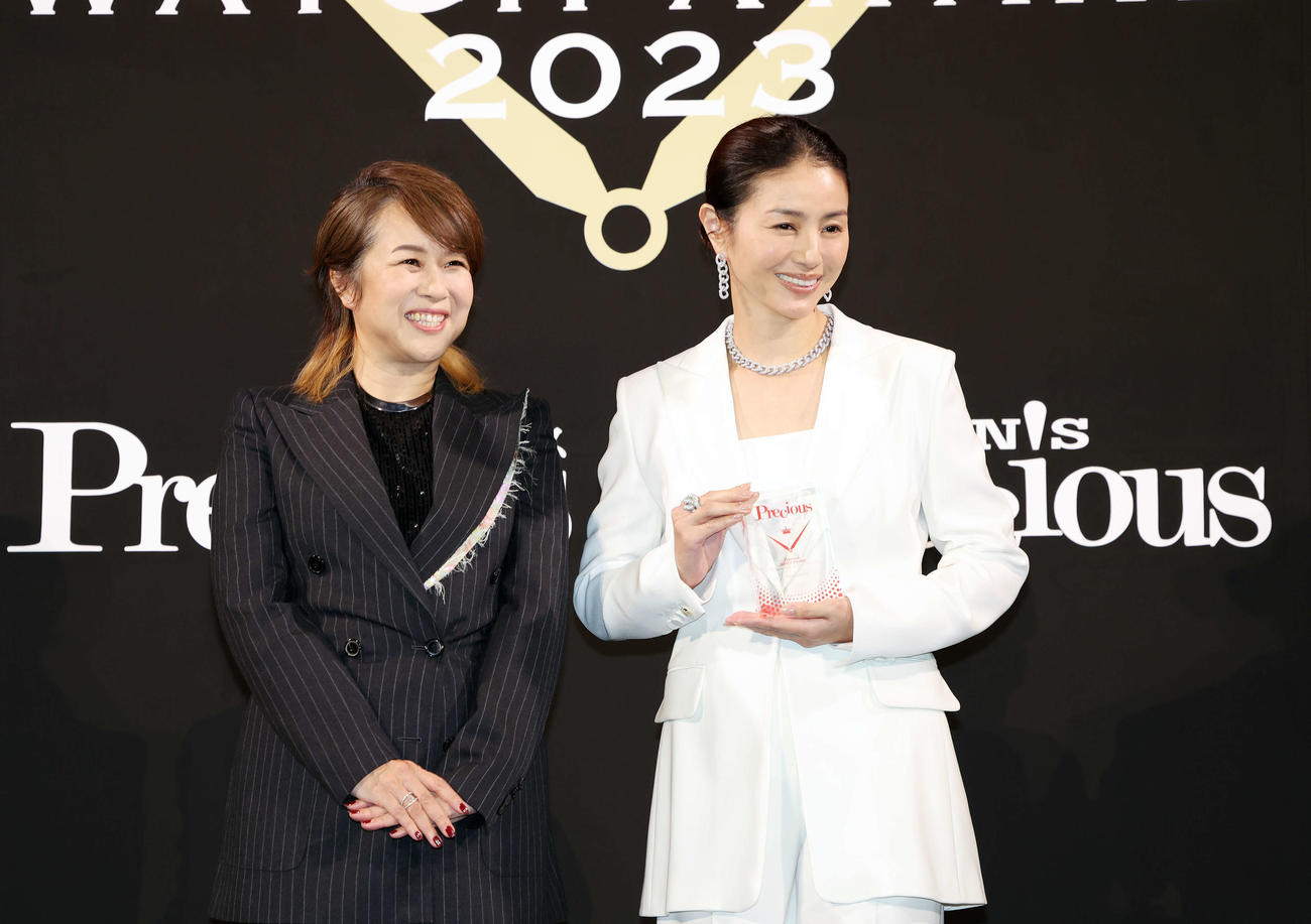 「Precious時の人」を受賞し、守屋美穂編集長（左）と笑顔を見せる井川遥（撮影・宮地輝）