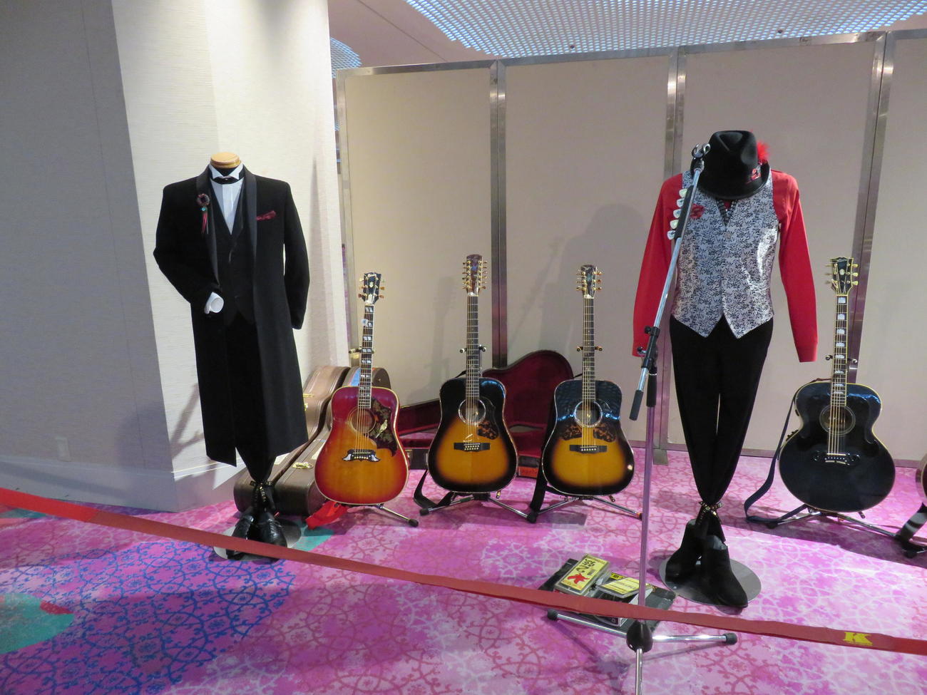 谷村新司さんを「送る会」に飾られたギターとステージ衣装