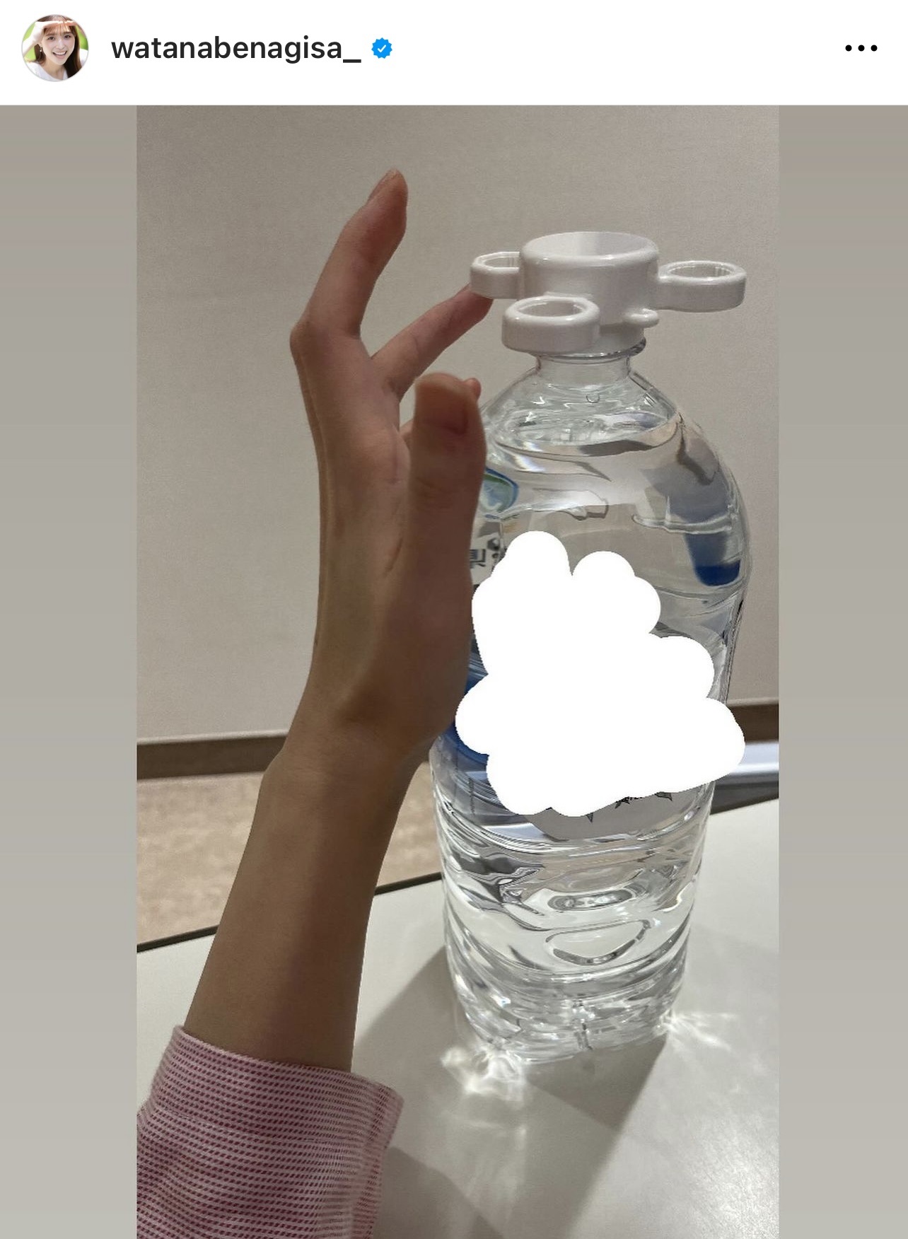 キャップオープナーでペットボトルを開けようとするようす（渡邊渚アナウンサーのインスタグラムから）