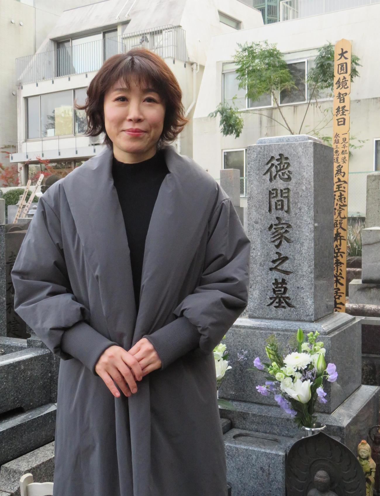 紅白歌合戦の連続21回目の出場を恩師の墓前に報告する水森かおり