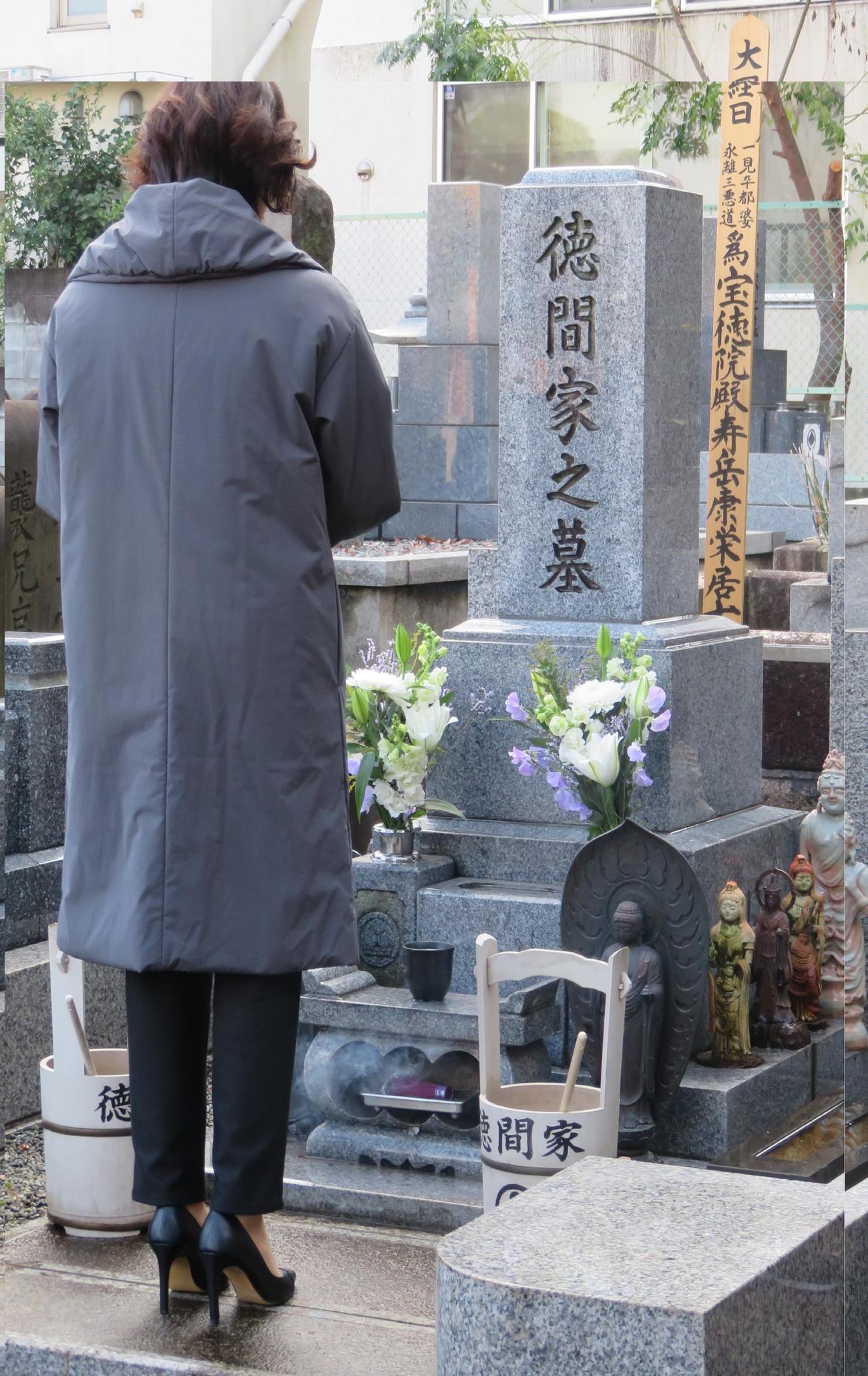 紅白歌合戦の連続21回目の出場を恩師の墓前に報告する水森かおり