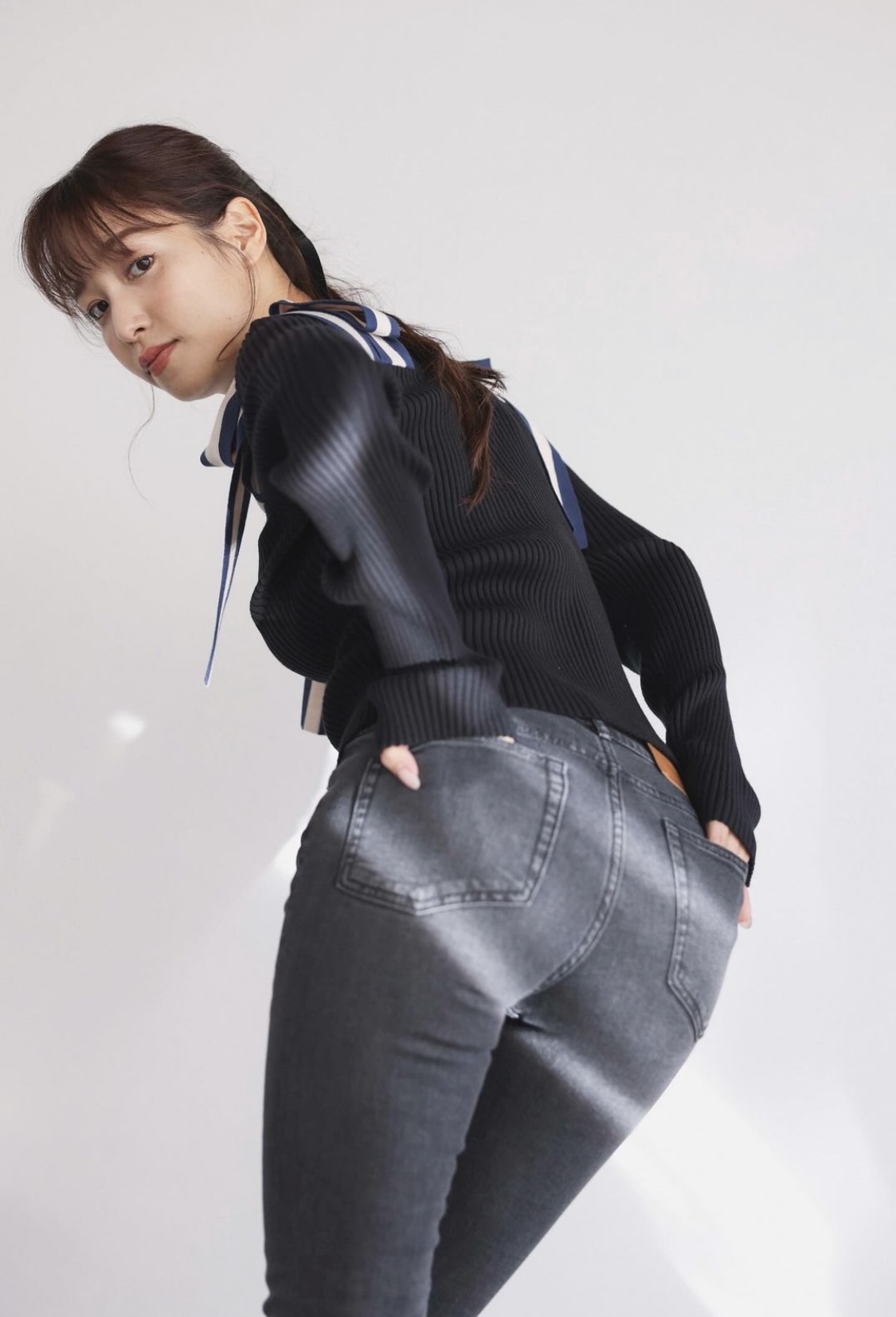 自慢のヒップを強調した鷲見玲奈（鷲見玲奈のスレッズから）