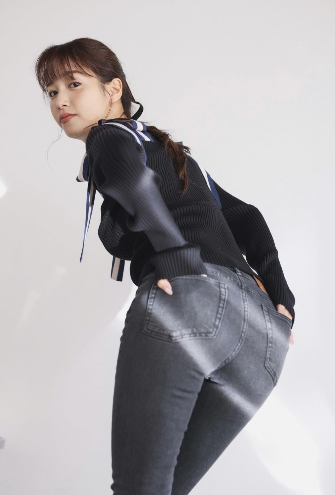 自慢のヒップを強調した鷲見玲奈（鷲見玲奈のスレッズから）