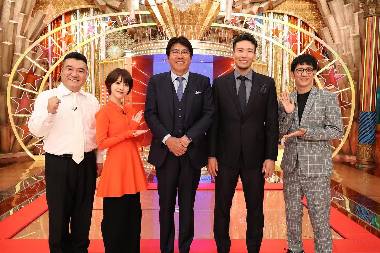 フジテレビ系「ザ・細かすぎて伝わらないモノマネ」のMC陣。左から山崎弘也、浜辺美波、石橋貴明、千賀滉大、柴田英嗣