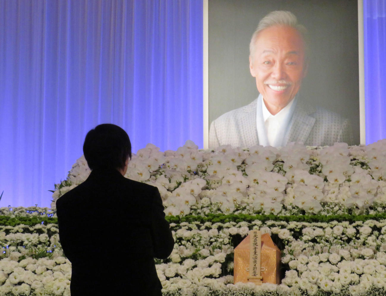 谷村新司さんの遺影に手を合わせる堀内孝雄