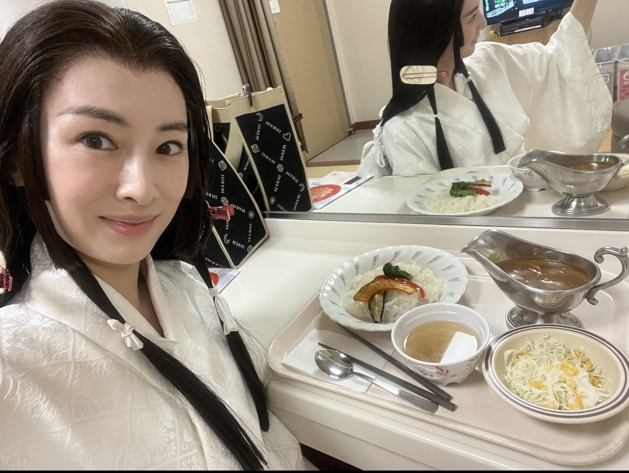 おいしそうなカレーを前に笑みを浮かべている北川景子（北川景子のX（旧Twitter）から）