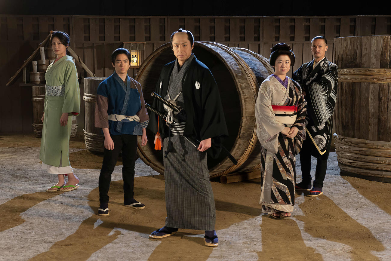 テレビ朝日系特別ドラマ「必殺仕事人」最新作に出演する主演の東山紀之（中央）、松下奈緒（左端）ら