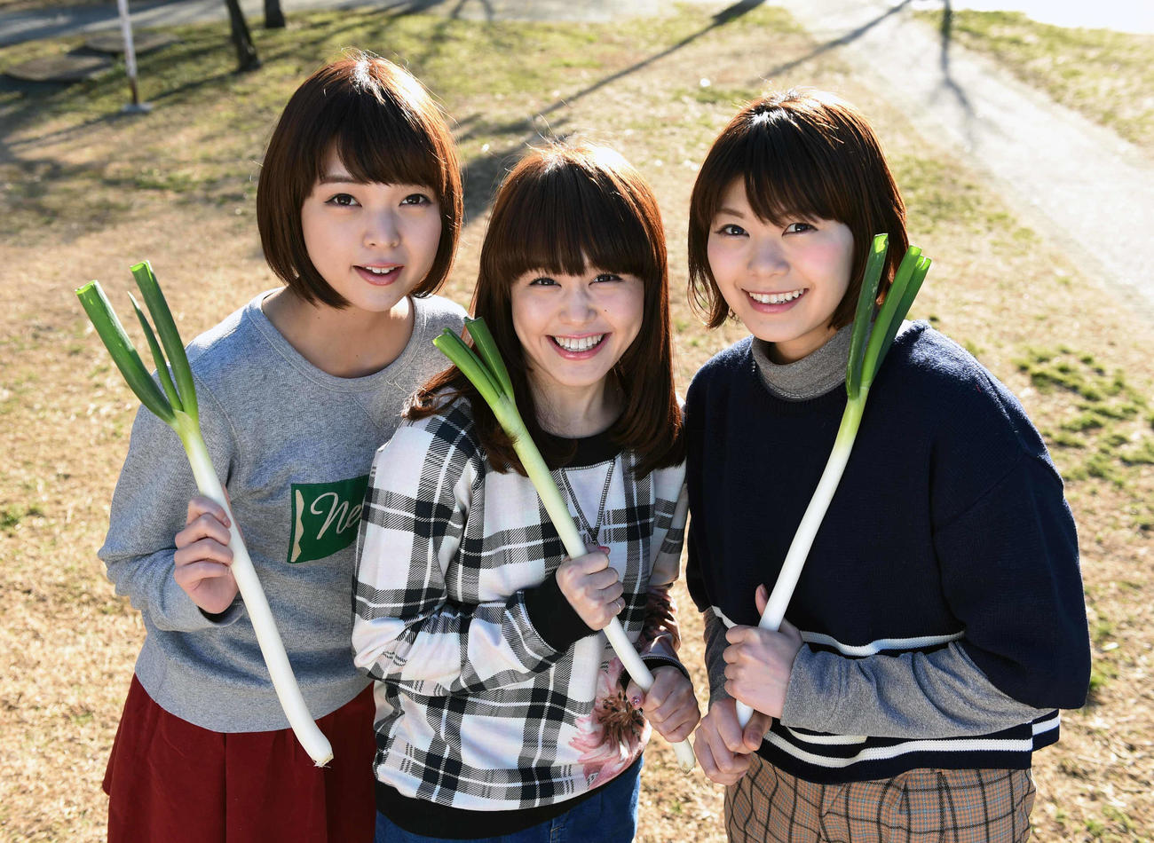 ネギを持つ「Negicco」。左からKaede、Nao☆、Megu（2015年2月撮影）