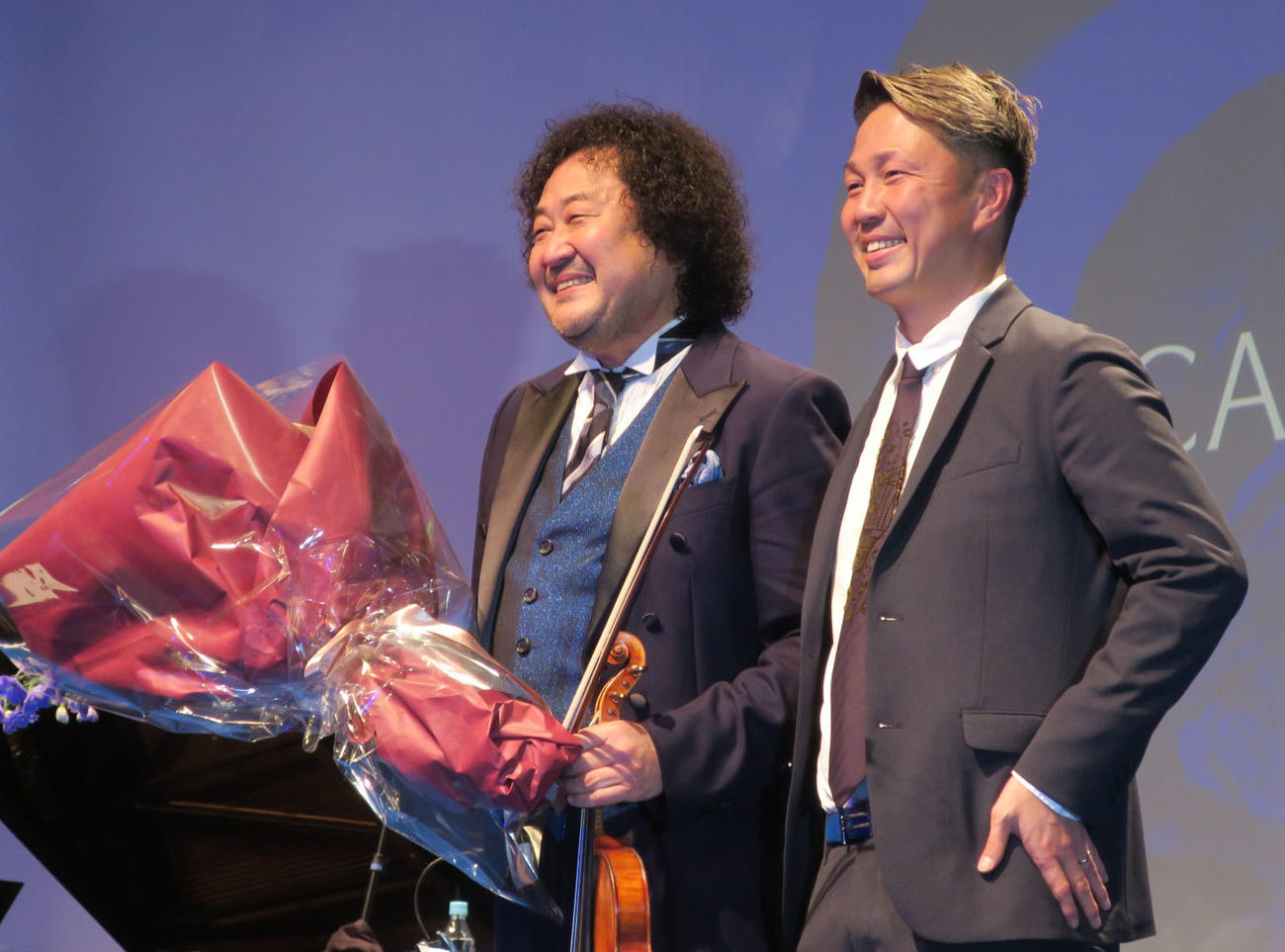 「MAISON CACAO STAGE」に登場した葉加瀬太郎（左）。右はメゾンカカオ代表取締役石原紳伍氏