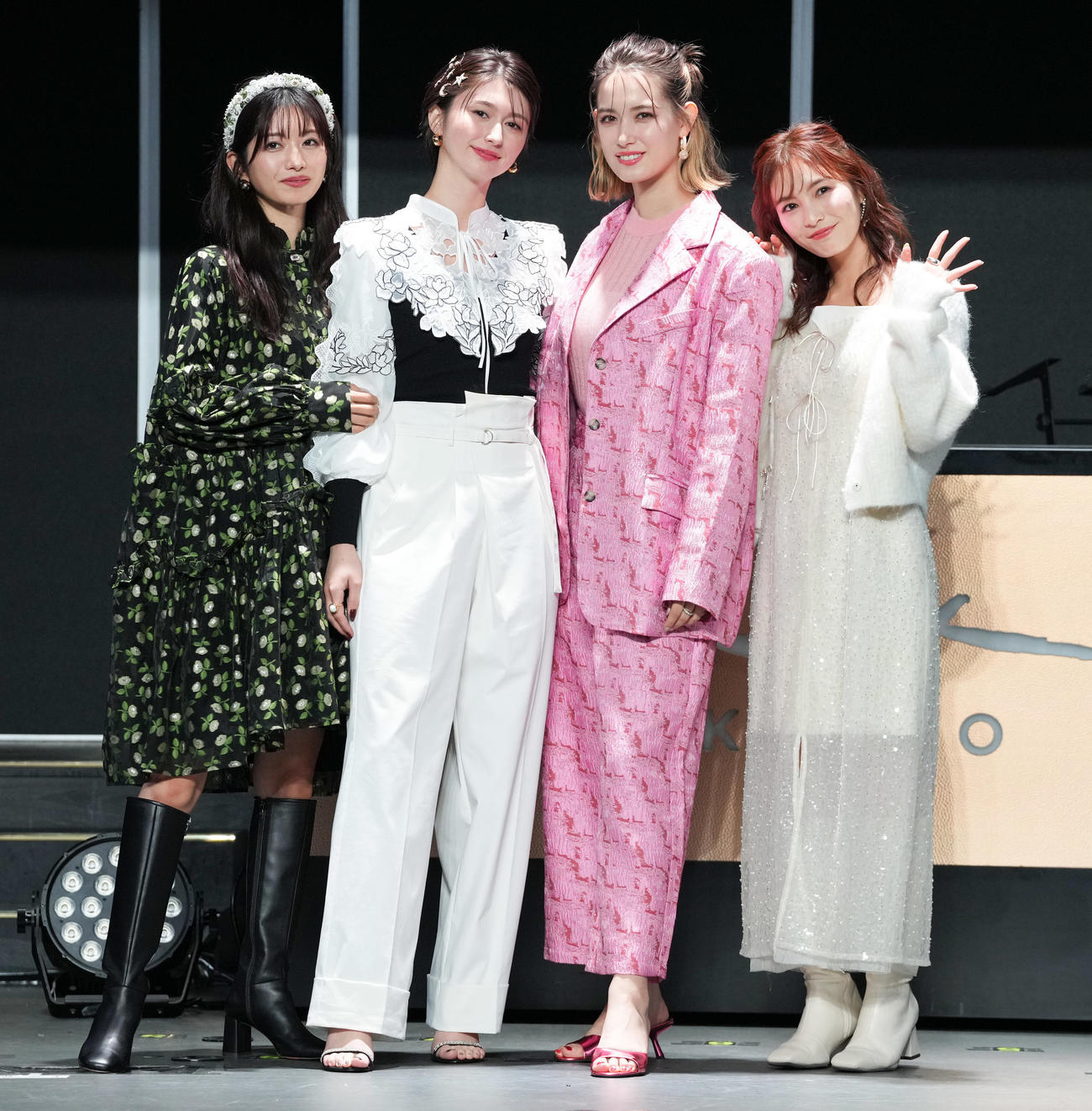 「CHANGE YOUR LIFE！2023 FINAL」CanCamステージのフォトセッションで笑顔の、左から小室安未、菜波、トラウデン直美、ほのか（撮影・鈴木みどり）