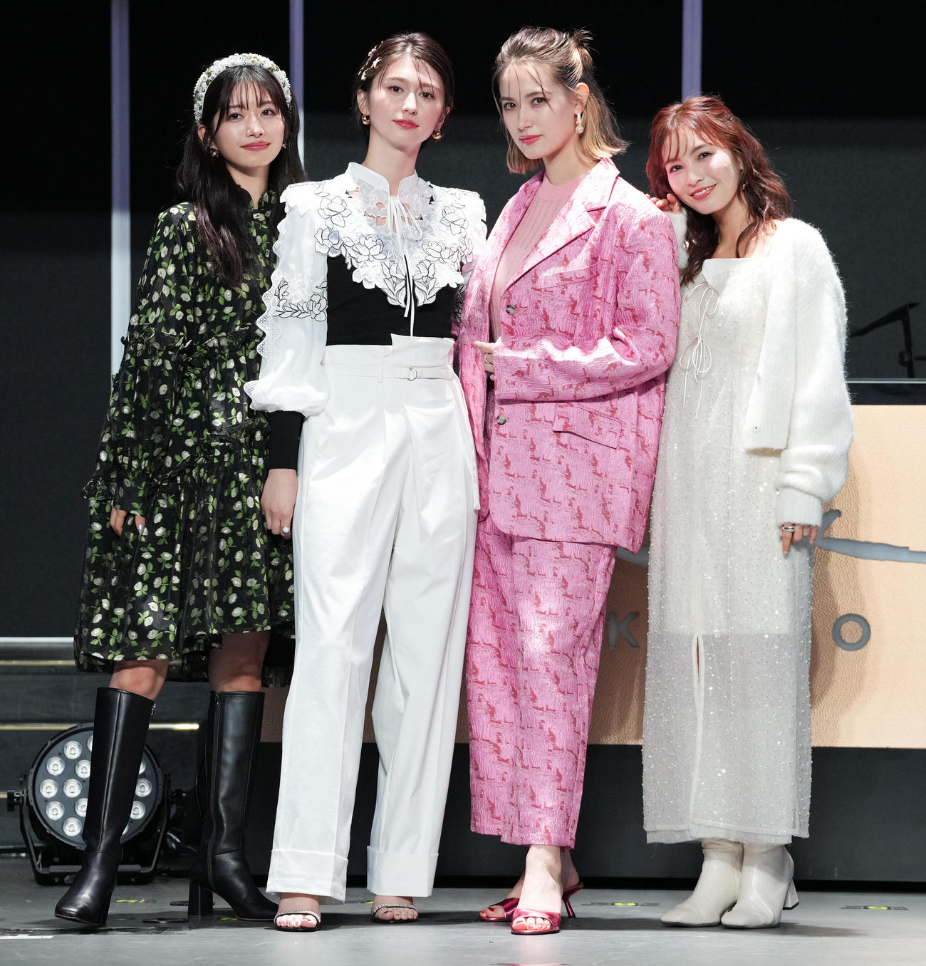 「CHANGE YOUR LIFE！2023 FINAL」CanCamステージでフォトセッションに納まる、左から小室安未、菜波、トラウデン直美、ほのか（撮影・鈴木みどり）