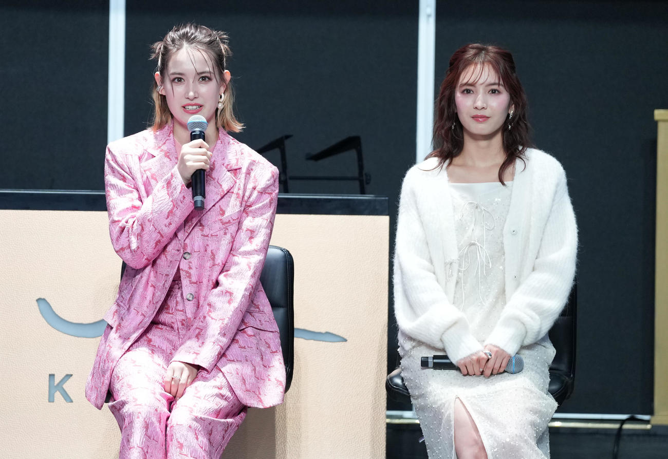 「CHANGE YOUR LIFE！2023 FINAL」CanCamステージでトークするトラウデン直美。右はほのか（撮影・鈴木みどり）