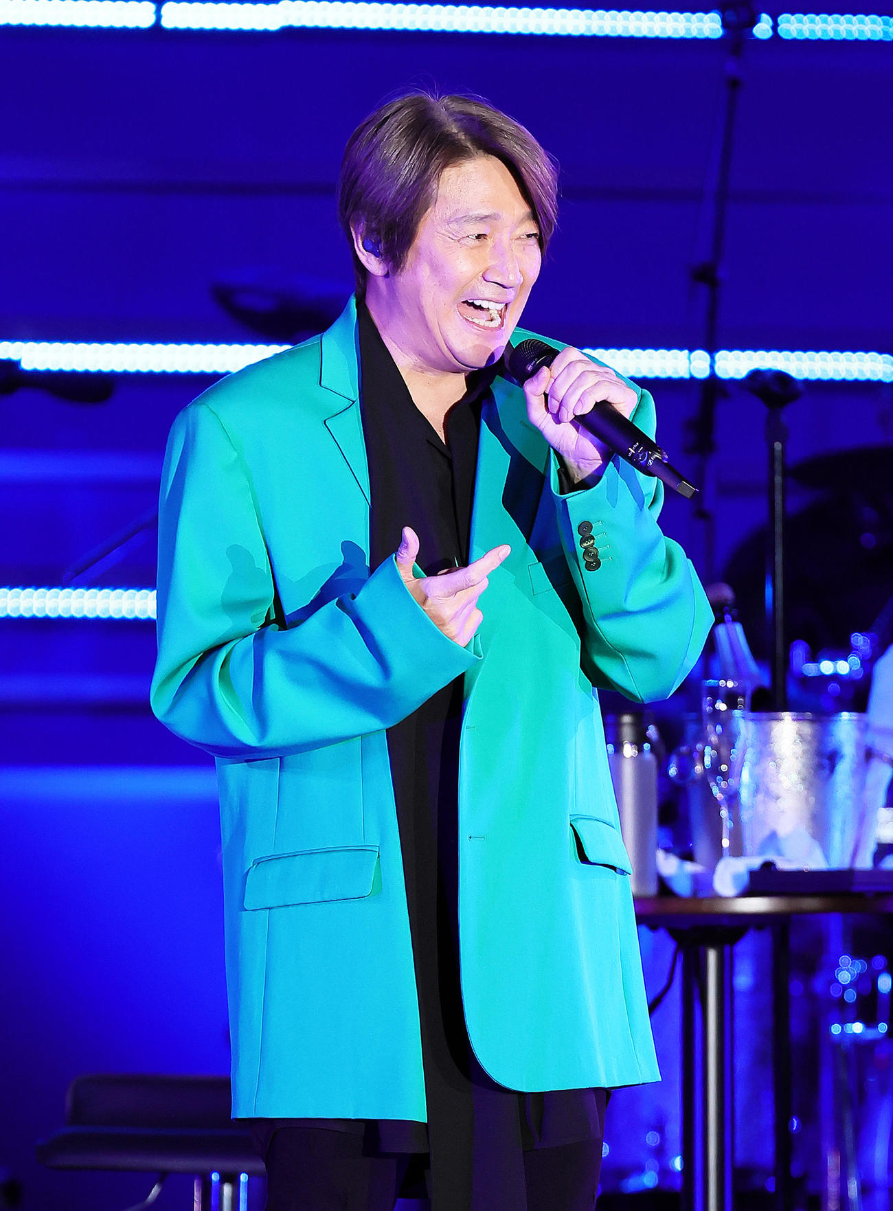 ディナーショーで笑顔で歌う近藤真彦（撮影・足立雅史）