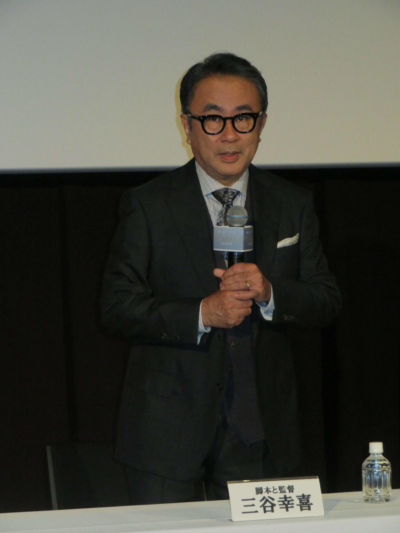 5年ぶりの新作映画「スオミの話をしよう」の製作を報告する三谷幸喜監督（撮影・村上幸将）