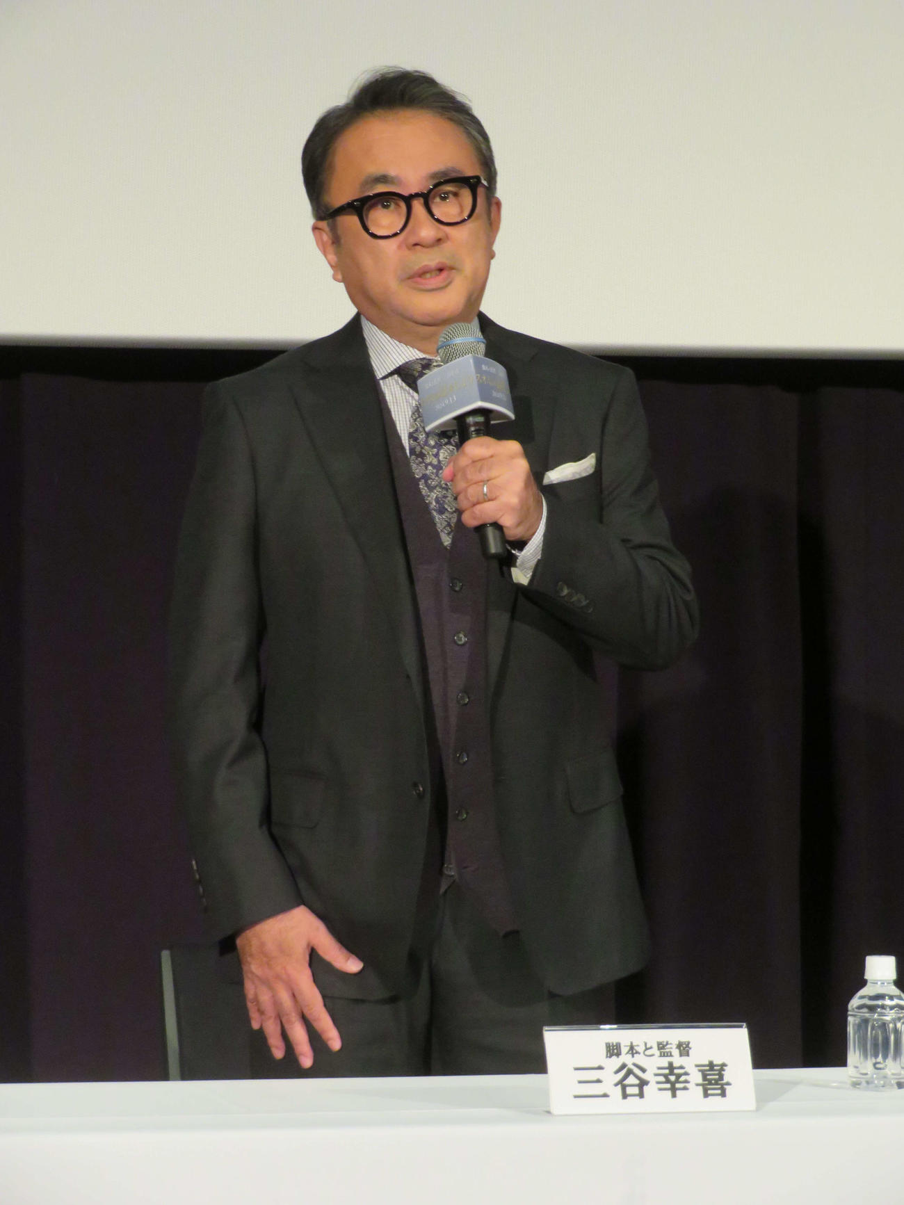 5年ぶりの新作映画「スオミの話をしよう」の製作を報告する三谷幸喜監督（撮影・村上幸将）