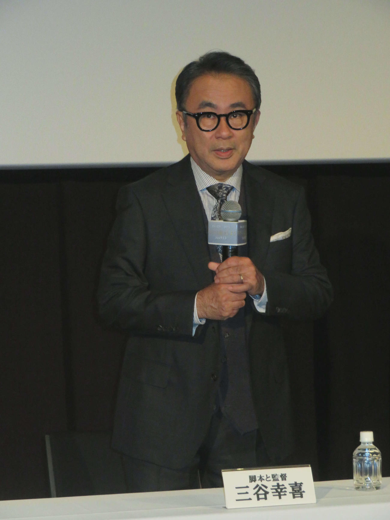5年ぶりの新作映画「スオミの話をしよう」の製作を報告する三谷幸喜監督（撮影・村上幸将）