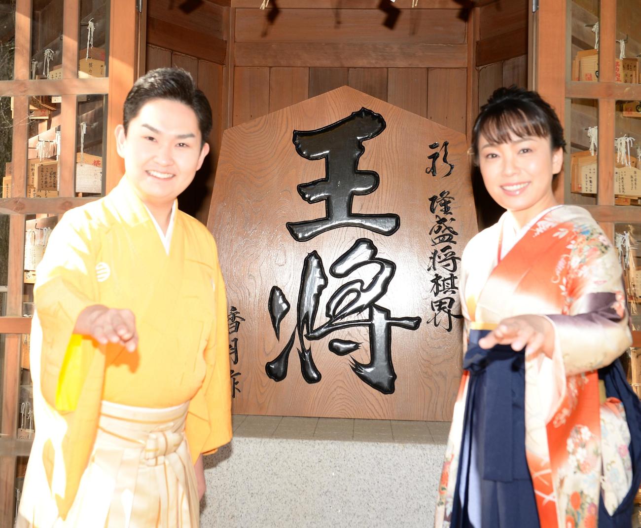 新曲「王手！」のヒット祈願を行った彩青と杜このみ
