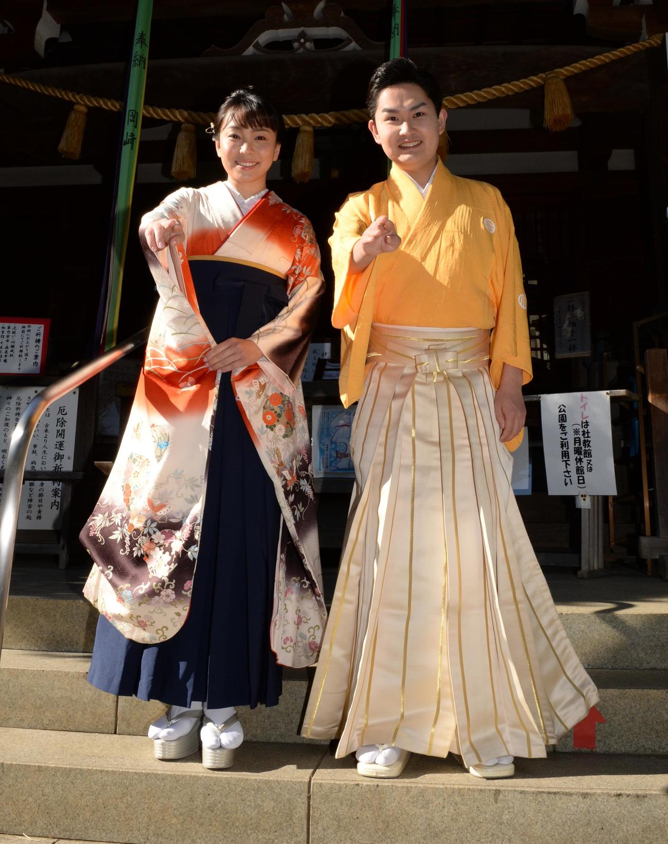 新曲「王手！」のヒット祈願を行った彩青と杜このみ