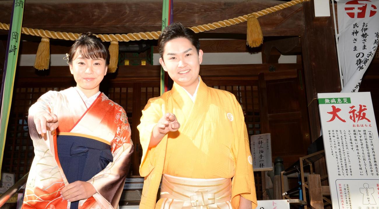 新曲「王手！」のヒット祈願を行った彩青と杜このみ