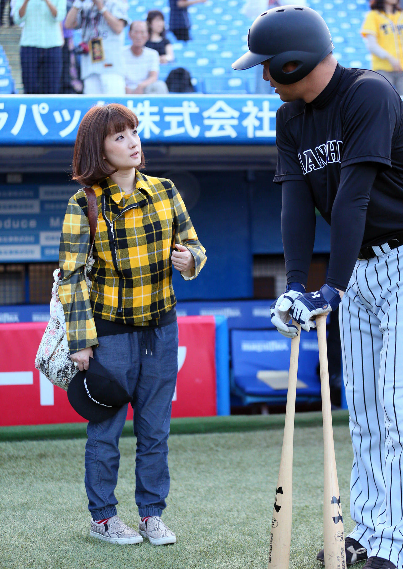 阪神関本賢太郎と話す千秋（2015年10月撮影）