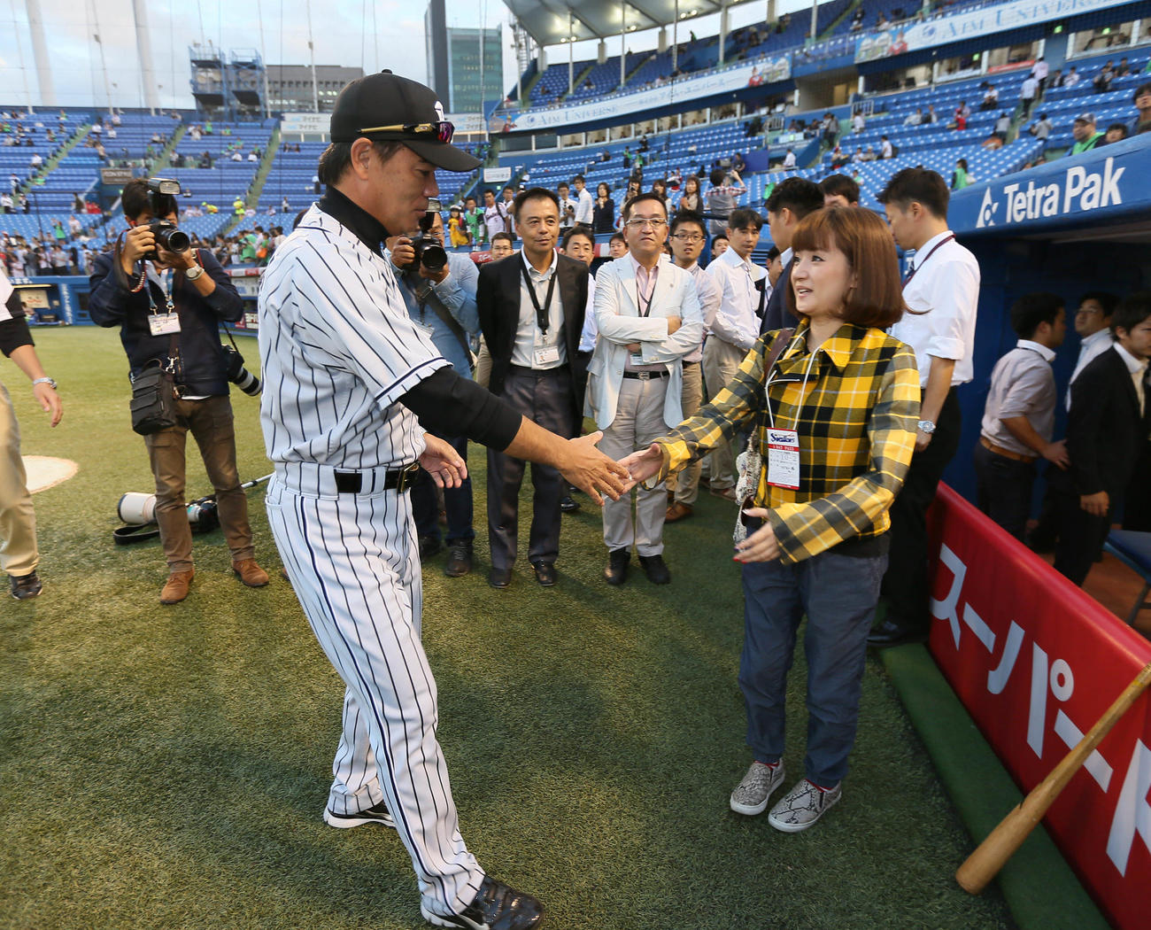 千秋と握手する阪神和田豊監督（2015年10月撮影）