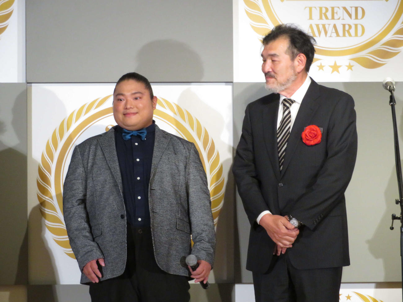 「2023第36回小学館DIMEトレンド大賞」授賞式に出席した左から富栄ドラムと福澤克雄氏