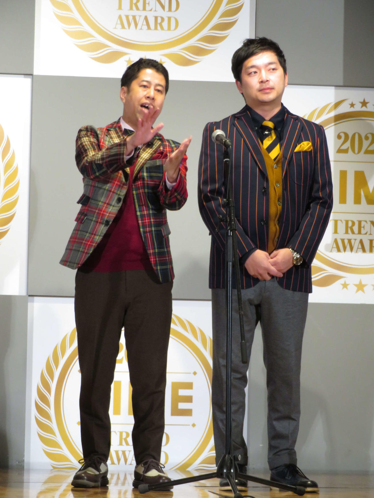 「2023　第36回小学館DIMEトレンド大賞」授賞式に出席した左からウエストランドの井口浩之と河本太