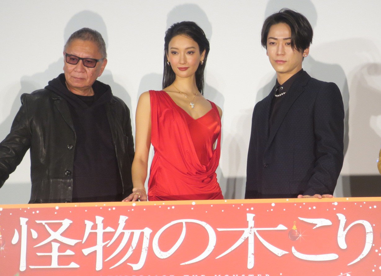 映画「怪物の木こり」公開後舞台あいさつに登場した三池崇史監督（左）、菜々緒（中央）、亀梨和也