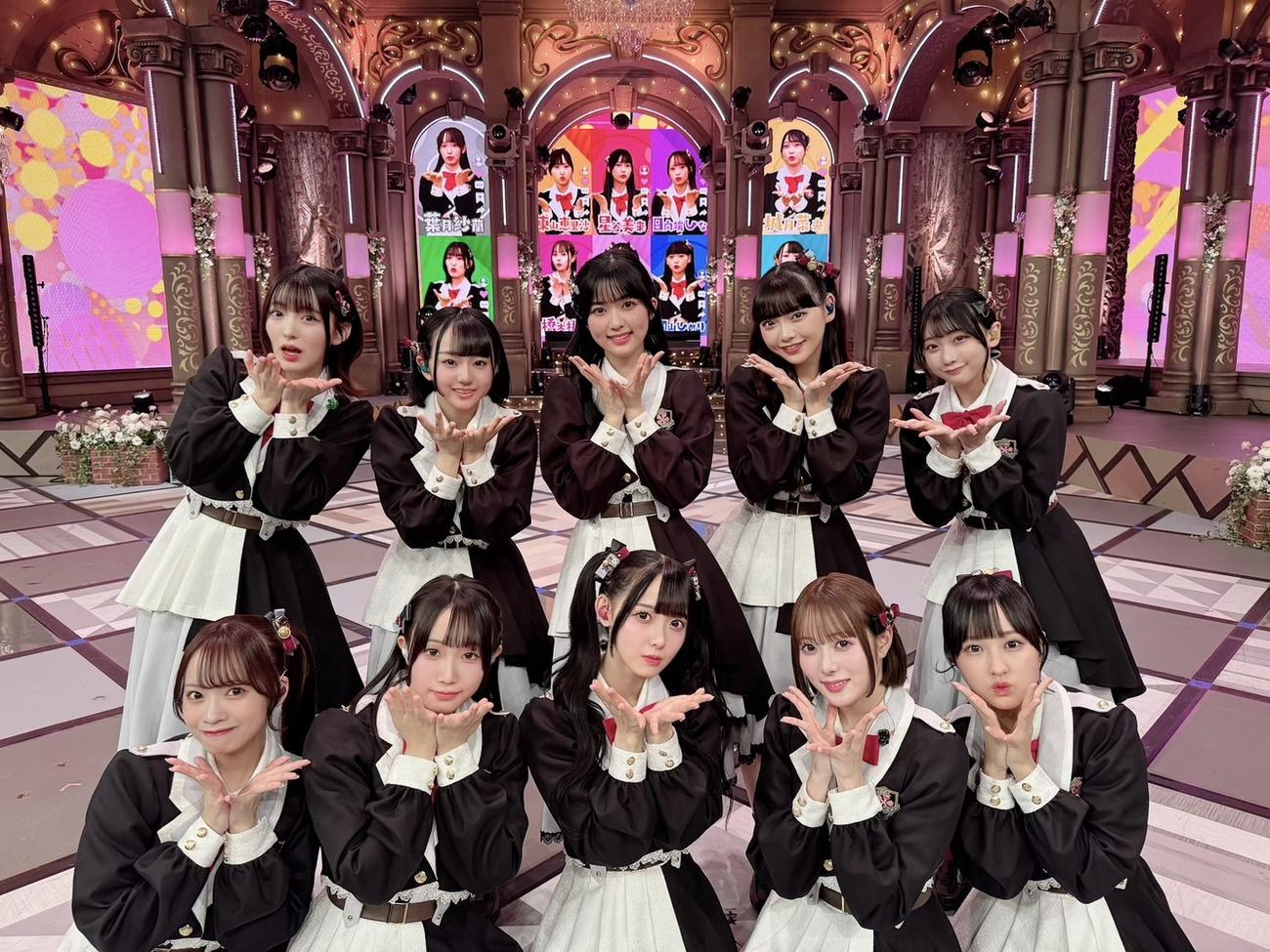 「FNS歌謡祭」に初出演した高嶺のなでしこ。前列左から日向端ひな、葉月紗蘭、松本ももな、橋本桃呼、東山恵里沙、後列左から春野莉々、涼海すう、星谷美来、籾山ひめり、城月菜央