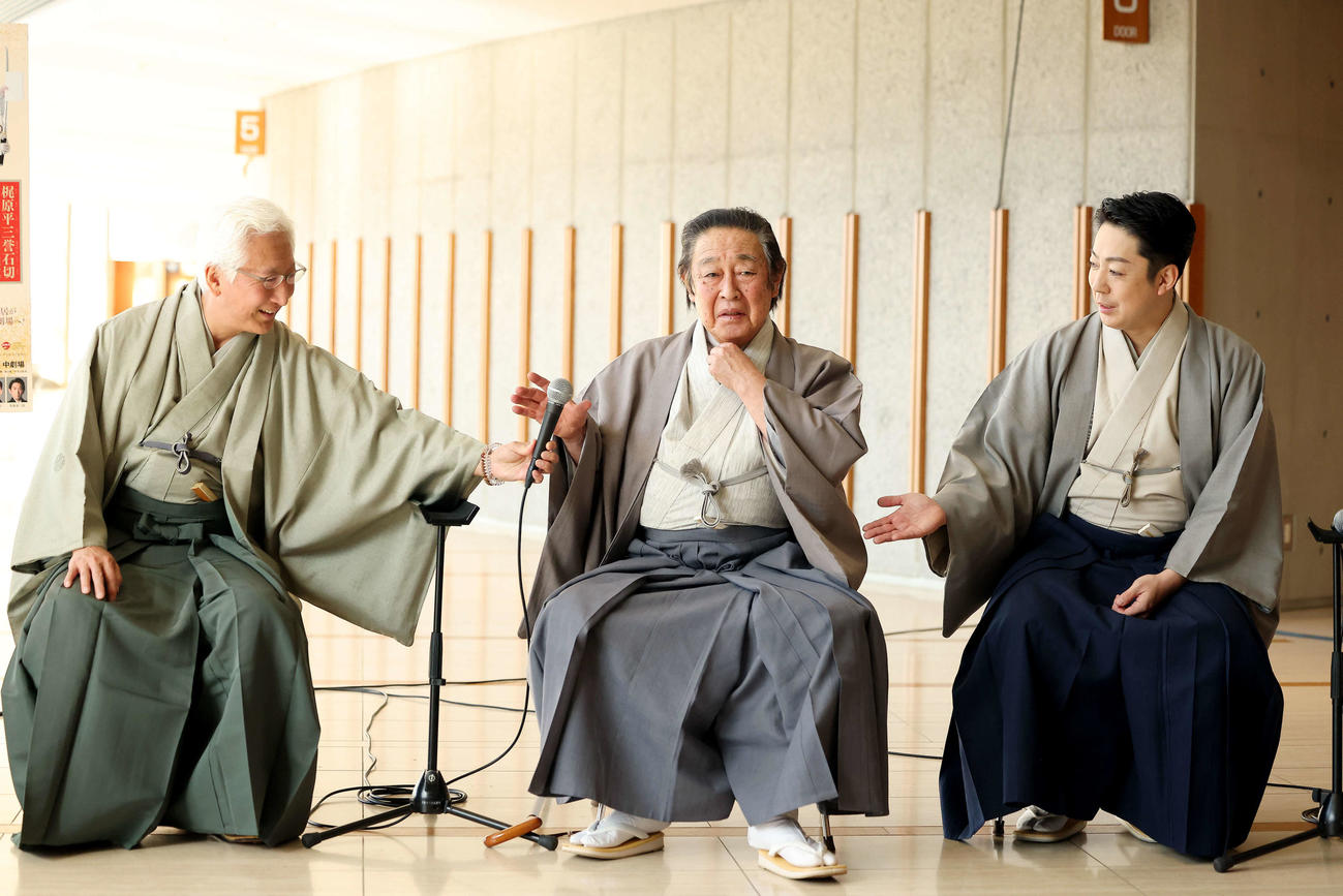 中村時蔵（左）からマイクを受け取る尾上菊五郎。右は尾上菊之助（撮影・河田真司）